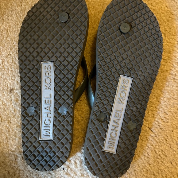Michael Kors Camo Flipflops - Picture 2 of 3